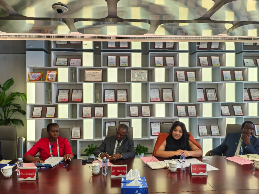 津巴布韦副外长到访xpj官网集团总部